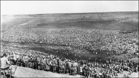 Колонна советских пленных на привале (фото из Бундесархива ФРГ)