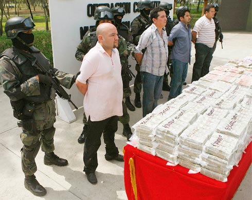 Арестованные наркоторговцы с конфискованной «зарплатой» для коррумпированных полицейских