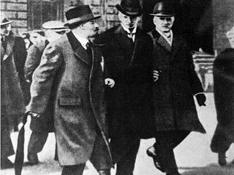 Таким респектабельным буржуа выглядел Ленин в Стокгольме на пути следования в Россию в 1917-м...   