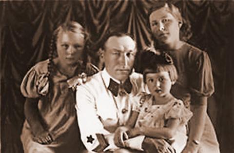 Генерал Бирюзов с женой и дочерьми. Снимок лета 1941 года. Фото из книги «Творцы Победы»  