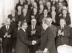 Генеральные секретари Бабрак Кармаль и Леонид Брежнев перед дружественным поцелуем. Фото РИА Новости  
