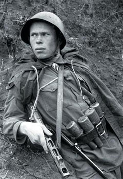Разведчик. Сталинградский фронт, 1942 год. Фото: ИТАР-ТАСС  