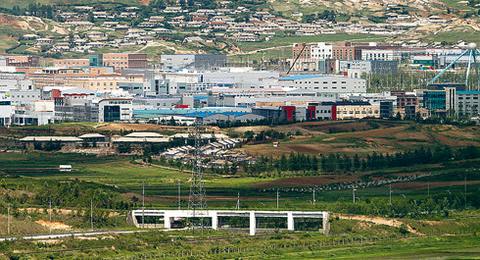 Так выглядит «Межкорейский индустриальный парк Кэсон» (свободная экономическая зона в КНДР) с южнокорейского КПП в Пханмунджоне, на 38-й параллели