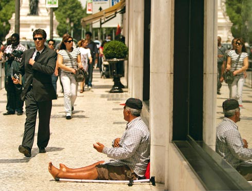Бездомные инвалиды — не редкость для Лиссабона. Но выпросить милостыню, когда бушует кризис, удается не всегда   