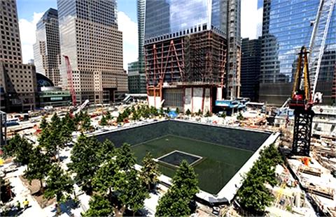 Чтобы помнили. На месте ВТЦ теперь открыт мемориал Ground Zero в виде двух каскадных фонтанов. Здесь можно почтить память погибших в теракте 11 сентября Фото: AP