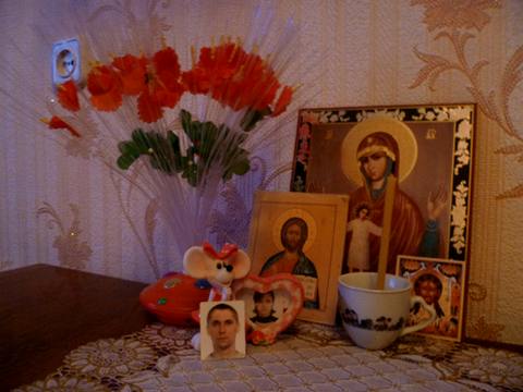 В комнате Влада Ковалёва. Близким остается только молиться об освобождении обвиняемых. фото: Игорь Кармазин  