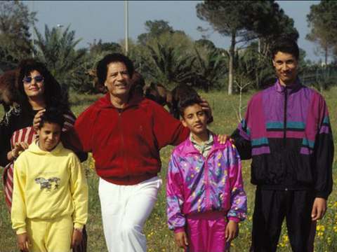 Муаммар Каддафи с женой Сафией и сыновьями Сейфом аль-Арабом, также известным как Аруба, Хамисом и Моатассемом, Ливия, 18 марта 1992г.