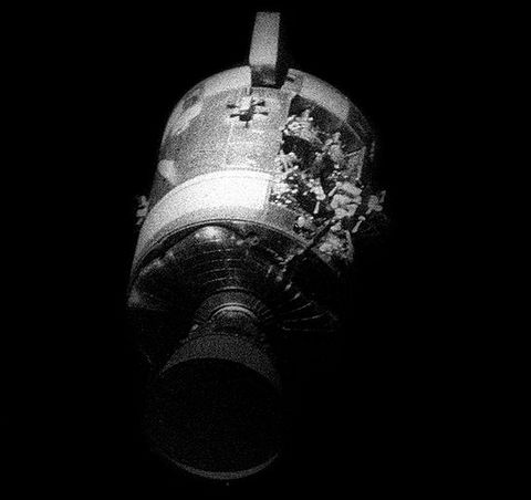 Поврежденный двигательный отсек «Аполлона-13» после отделения