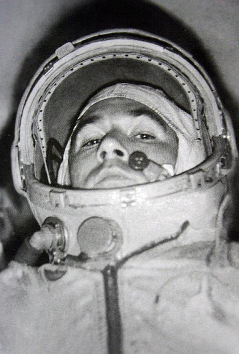 Перед первым полетом космические костюмы изготовили по индивидуальным меркам для троих космонавтов: Гагарина, Титова и Нелюбова. До последнего было неясно, кто полетит.  