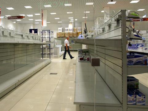 Полки во многих белорусских магазинах девственно пусты.  фото: AP