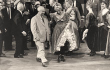 Никита Хрущев во время посещения Голливуда совершает танцевальное па с американской актрисой Ширли Маклейн