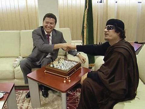 За партией в шахматы Муамар Каддафи заверил президента ФИДЕ Кирсана Илюмжинова в том, что 160 миллиардов долларов на замороженных счетах принадлежат не ему, а народу Фото: FIDE Press service AP