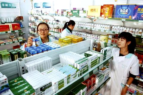 Хотя все больше китайцев придерживаются западных подходов в фармацевтике, позиции народной медицины в стране по-прежнему сильны Фото: Fang Dehua (Imaginechina AFP)