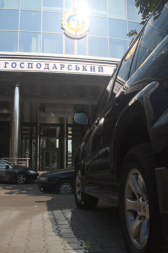 Не по средствам. Роскошные авто у государственных учреждений давно не удивляют украинцев  