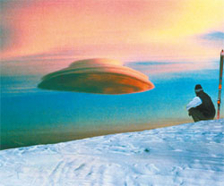 Чечевицеобразное облако, сфотографированное в Альпах, вполне годится на роль «летающей тарелочки». Снимок из французского журнала «La Recherche».