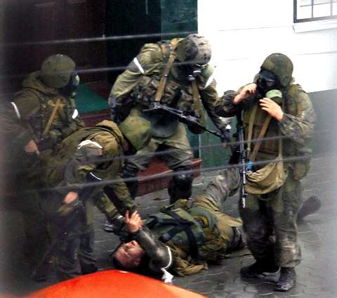 При освобождении школы от бандитов погибли более трехсот человек, в том числе три офицера группы «Альфа» Фото: Maxim Novikov (RUSSIAN NEWSWEEK EPA)