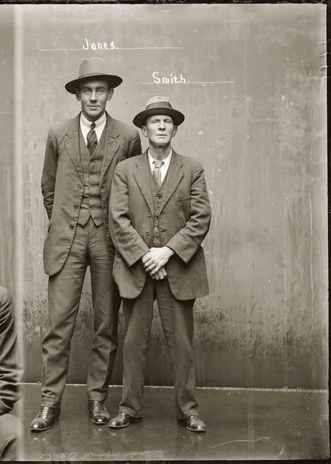 Главарь банды Чикагских гангстеров - Смит (Костяная Рука) и его помощник Джонс,