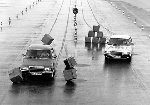Тестирование седанов Mercedes-Benz S-класса с антиблокировочной системой торможения и без. 1978 год. Фото: Daimler AG  