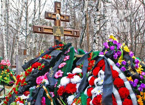 Могила утопала в венках и цветах. Фото: Алексей БУЛАТОВ  