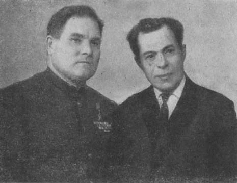 М. П. Девятаев (слева) и И. Кривоногов — участники побега с острова Узедом. г. Горький, 1970 г.