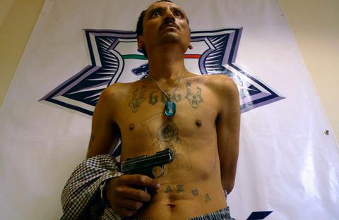 Задержанный мексиканской полицией наркодилер. (AP Photo/Guillermo Arias)