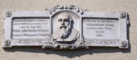 Мемориальная доска на доме создателя воляпюка Мартина Шлейера в Констанце 
