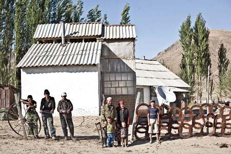 У Байысбека Райымбекова (в центре) пятеро сыновей. Двое работают в России, трое (слева) — моют золото в горах Киргизии
