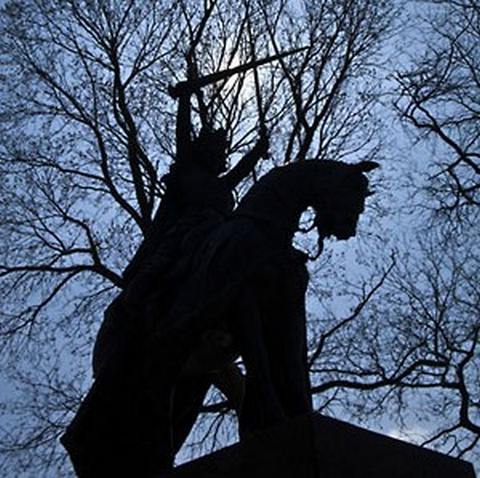Памятник Ягайле в Нью-Йорке. Польский король держит в руках два меча, которые перед битвой послал князь Казимир. Фото (Creative Commons license): Philip Clifford