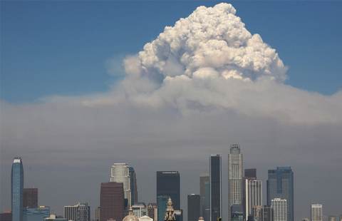 Дым от пожара возвышается над Лос-Анджелесом
