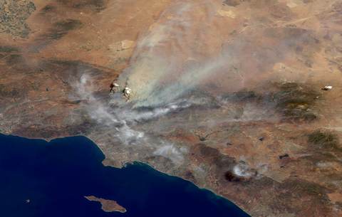 Волны дыма от пожара в Лос-Анджелесе, вид с спутника