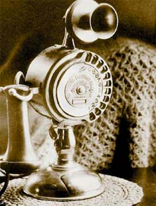 Один из первых телефонов с диском. Конец XIX века.