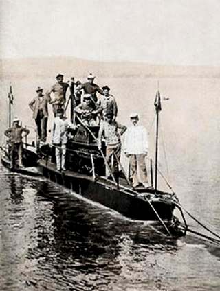 Подводные лодки, по мнению Уэллса, представляют опасность в основном для своего экипажа, а не для кораблей противника. На снимке: французская субмарина «Дорада» с командой. 1910 год.