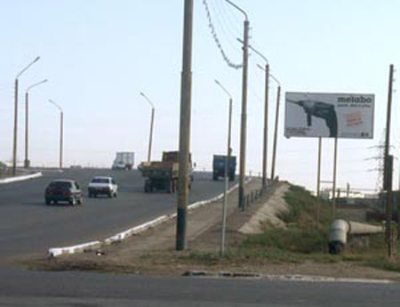 Кубанский мост, под которым 28 июля был обстрелян патрульный автомобиль с тремя милиционерами. Источник: www.rboutdoor.ru  
