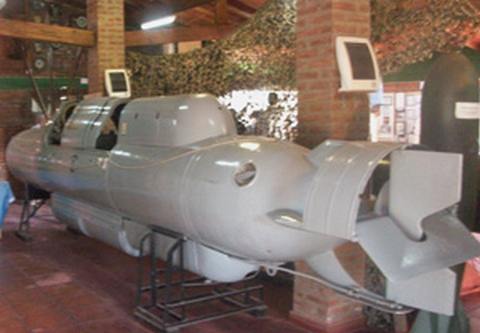 Групповой подводный носитель СE2F в музее. Фото с сайта www.wikipedia.org  