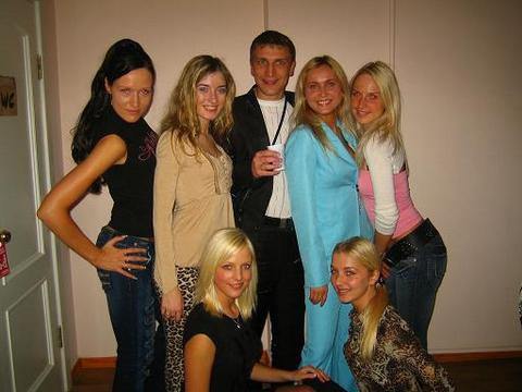 Столяр-сутенер Руслан Тихонов со своими девочками