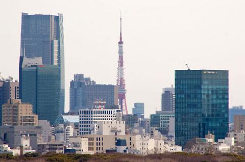 В первых сообщениях о землетрясении в Японии говорилось и о падении Токийской башни. Она цела, хотя и немного погнулась. Фото (Creative Commons license): kwkd  