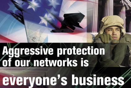 «Агрессивная защита сетей - дело каждого», - внушают американцам надписи на рекламных постерах Киберкома  