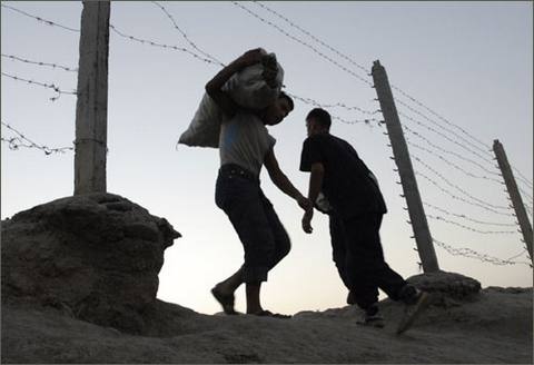 Контрабандисты на узбекско-киргизской границе. Фото У.Бабакулова, 2008 г.