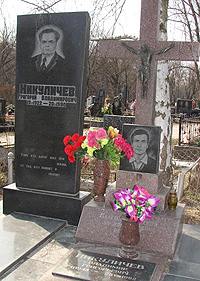 Помимо своих многочисленных «подвигов», криминальный авторитет Пуля (Владимир Никуличев) известен еще и тем, что сбежал из Лукьяновской тюрьмы. До него это удалось лишь группе революционеров под предводительством Николая Баумана. Пуля погиб в 1992 году, похоронен рядом с отцом
