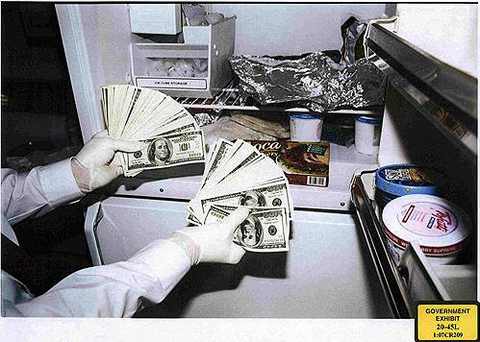 Взятку $100 тыс. для Атики Абубакара агенты ФБР перехватили, не дожидаясь, пока она окажется на его счете в США Фото: AP Photo / U.S. Attorney's office