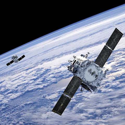Поскольку все больше государств оставляют в космосе рукотворные объекты, проблема засоренности околоземного пространства в ближайшее время будет становиться острее. Фото: NASA (SPL EAST NEWS)