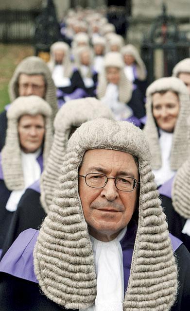  В течение многих веков английские судьи носили черные мантии и белые парики с буклями