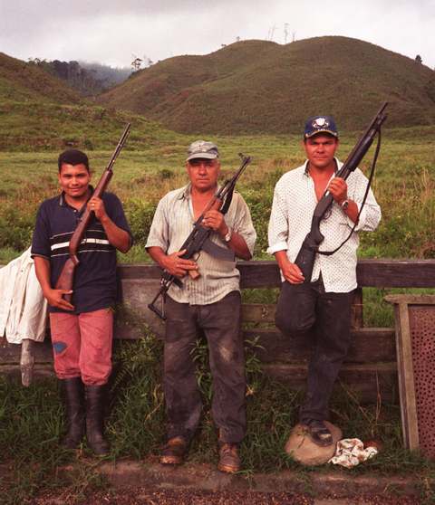 Фермерам Гондураса приходится тоже нелегко. поэтому вооружаться продив бандитов приходится соответственно...