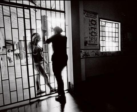 В женской колонии Медельина тюремщица разговаривает с заключенной