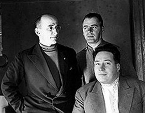 Слева — направо: Л. Берия, Вс. Меркулов и еще один неизвестный депутат Верховного Совета СССР. Январь 1938 года