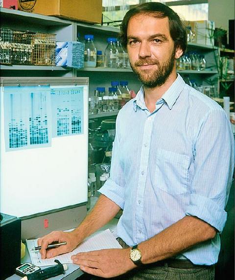  Генетик Алек Джеффрис, открывший в 1984 году метод идентификации личности путем   