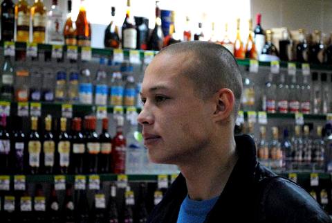 Говорят, что алкоголь в Норильске не пьянит, но вино-водочные магазины, вопреки этой теории, имеются в большом количестве. Фото: Дарья Жужик / Соль