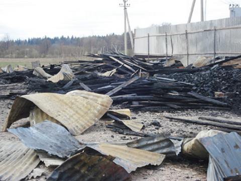Сгоревшая база стройматериалов в деревне Старая