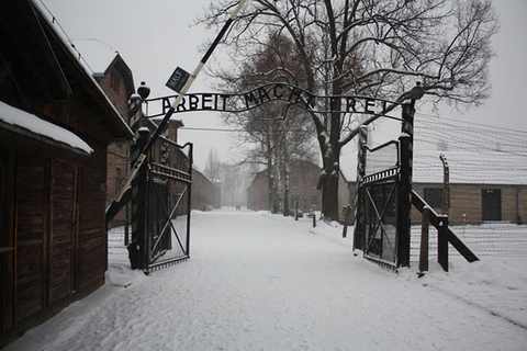 Надпись на центральных воротах Освенцима I «Arbeit macht Frei» 