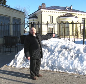 Валерий Рагозин у ворот судебного городка